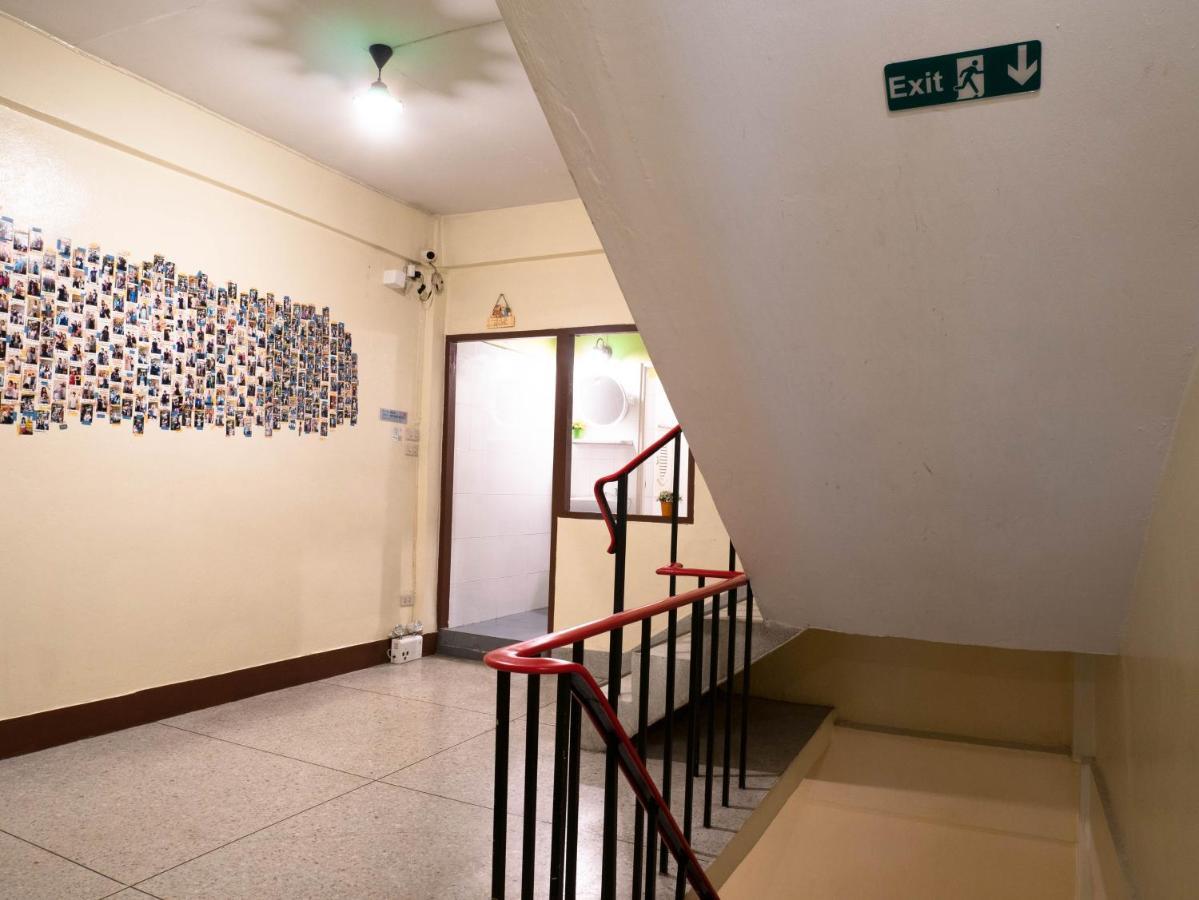 Chan Cha La 99 Hostel Bangkok Exterior photo