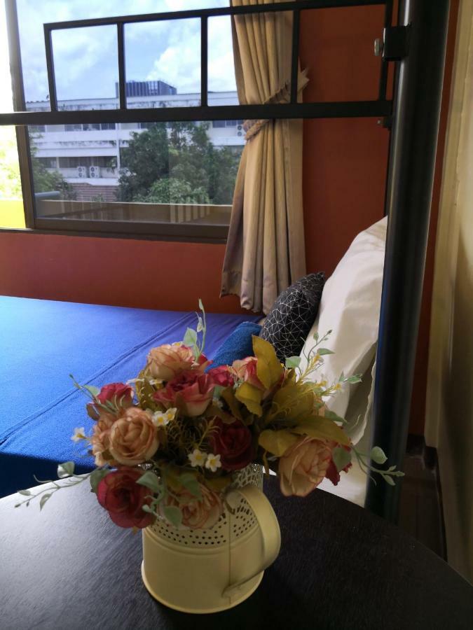 Chan Cha La 99 Hostel Bangkok Exterior photo